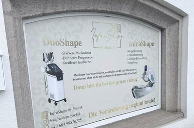 Infrashape Ein Werbeschild für InfraShape by Reka K. zeigt verschiedene Dienstleistungen zur Körperformung und Fettreduktion. Es betont die Verbesserung von Muskulatur und Haut.
