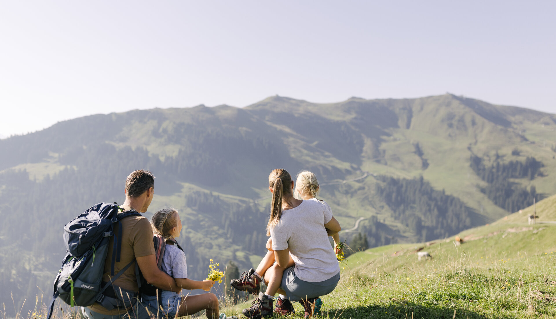 Eine Familie beim Wandern in Jochberg