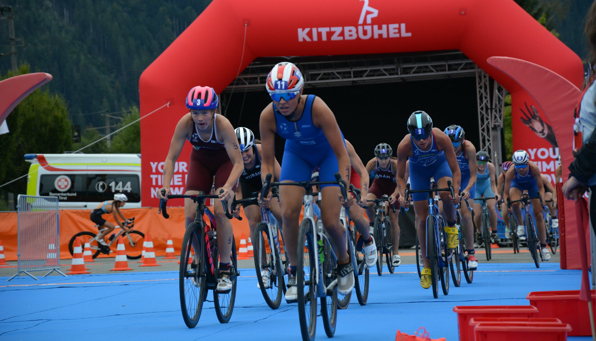 Triathlon in Kitzbühel - Sportler mit dem Bike