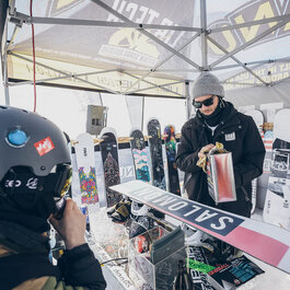 Lifestyle-Event in Kitzbühel mit Snowboard-Präsentation und Beratung am Stand.