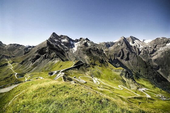 Großglockner Hochalpenstraße Blick von der Edelweißspitze auf die kurvenreiche Großglockner Hochalpenstraße und schneebedeckte Berggipfel.