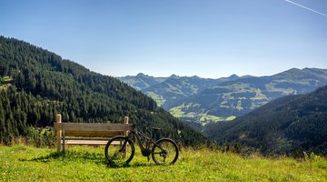 Bank mit Ausblick auf Berge