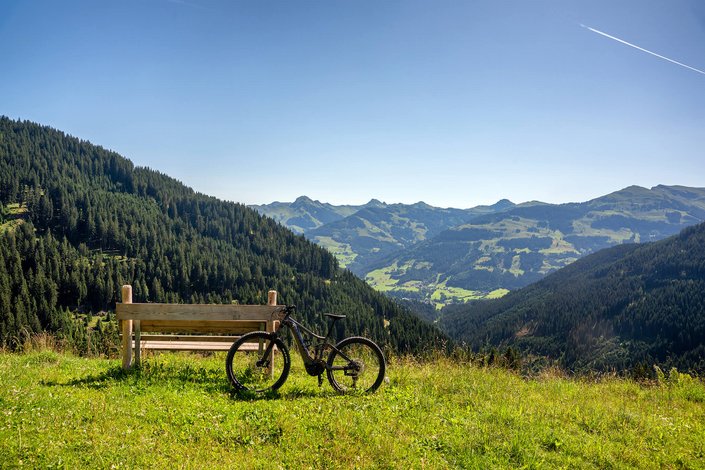 Bank mit Ausblick auf Berge