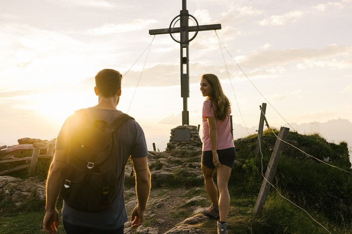 Paar beim Wandern in Kitzbühel