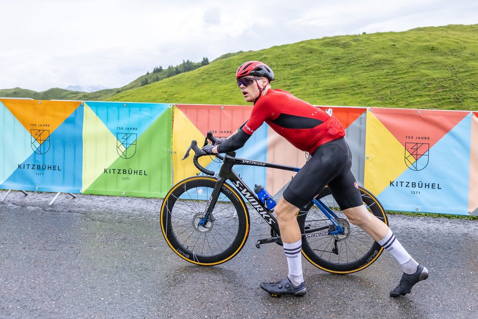 Sportler neben Fahrrad