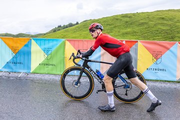 Sportler neben Fahrrad