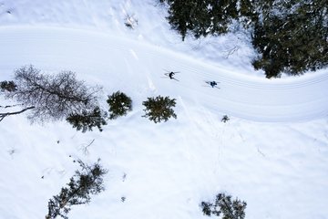 Paar beim Langlaufen 