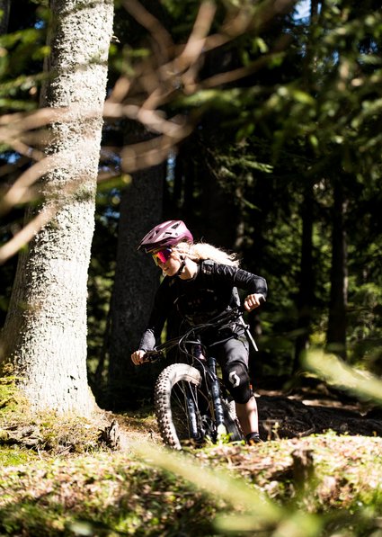 Frau beim Mountainbiken