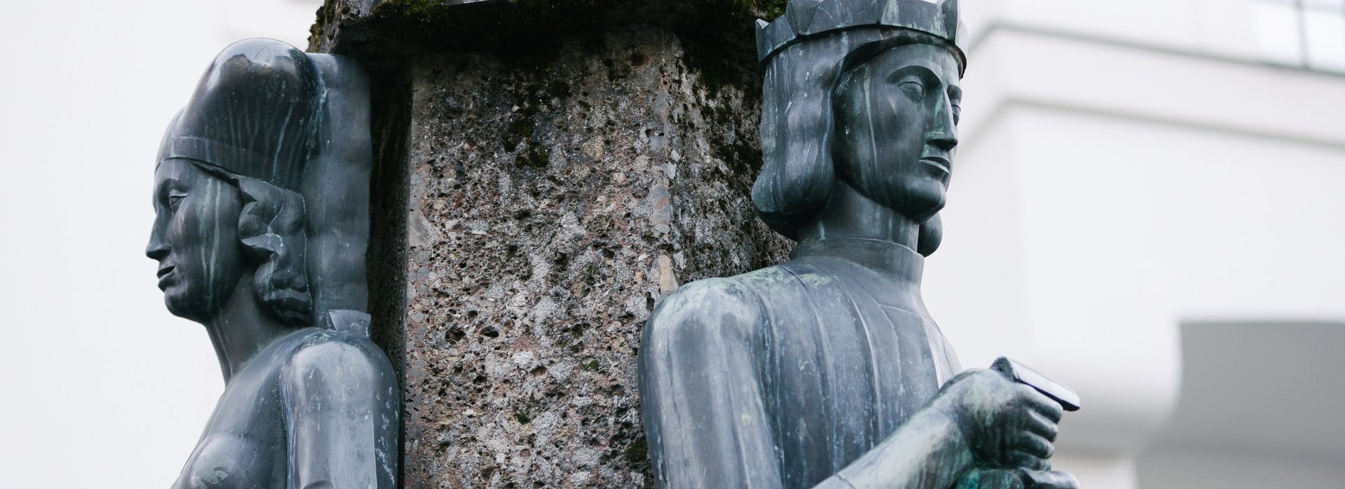 Granit Figuren Mann und Frau beim Brunnen in Kitzbühe
