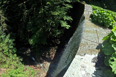 Steinbrücke am Gschwandbaum Blick von oben auf eine gemauerte Steinbrücke über einen Bachlauf im Wald.