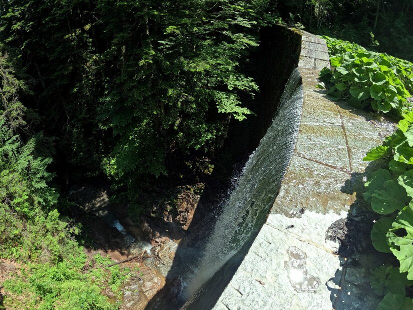 Steinbrücke am Gschwandbaum Blick von oben auf eine gemauerte Steinbrücke über einen Bachlauf im Wald.