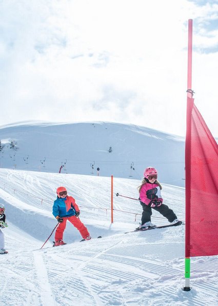 Kinder beim Skifahren