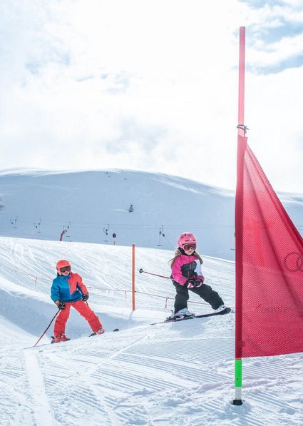 Children skiing