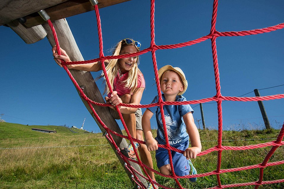 Kinder am Klettergerüst
