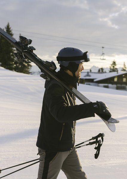 Skier heading towards the pist