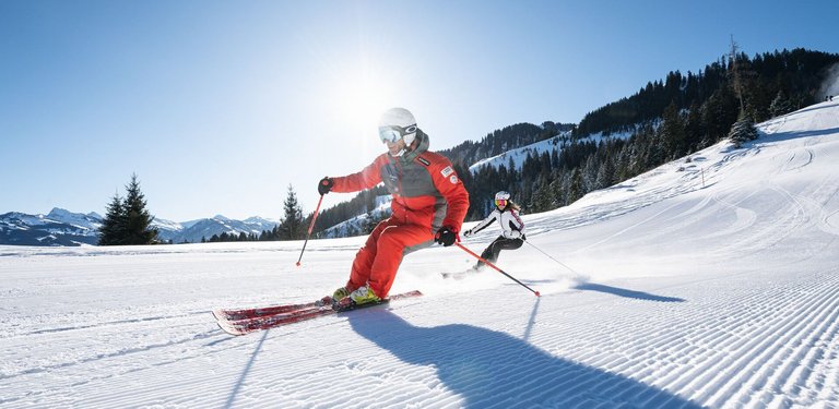 A couple skiing in Kitzbühel