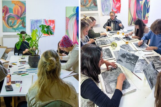 ART NIGHTS 2 Eine Gruppe von Menschen sitzt an einem Tisch und arbeitet an Zeichnungen. Im Hintergrund sind bunte Gemälde und eine Pflanze zu sehen.