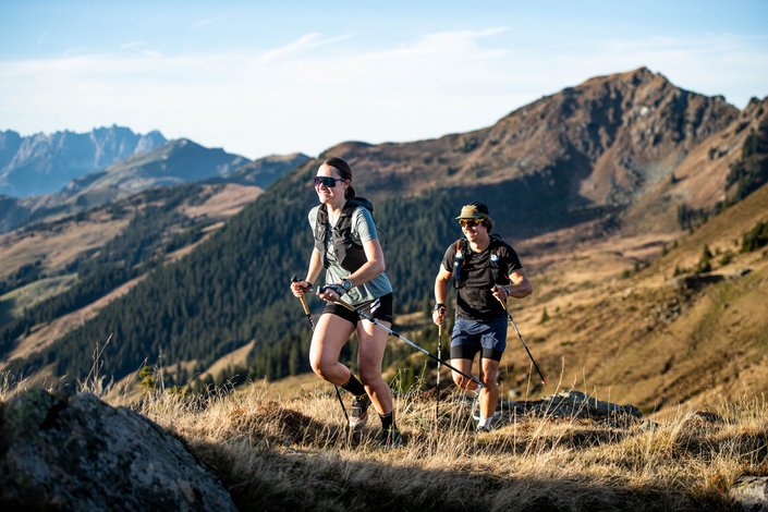 Frau und Mann beim Trailrunning in den Kitzbüheler Südbergen