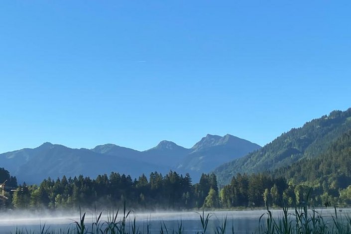 See mit Ausblick auf Berge