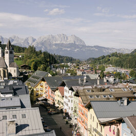Ein ruhiger Moment in einer malerischen Stadt, wo die Natur und die Architektur harmonisch miteinander verschmelzen.