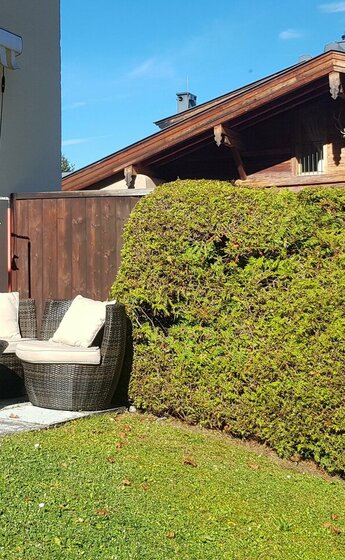 Sonnige Terrasse und Garten