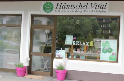 Häntschel Vital Eingangsbereich Außenansicht des Geschäfts Häntschel Vital mit Schaufenster und pinken Blumentöpfen.