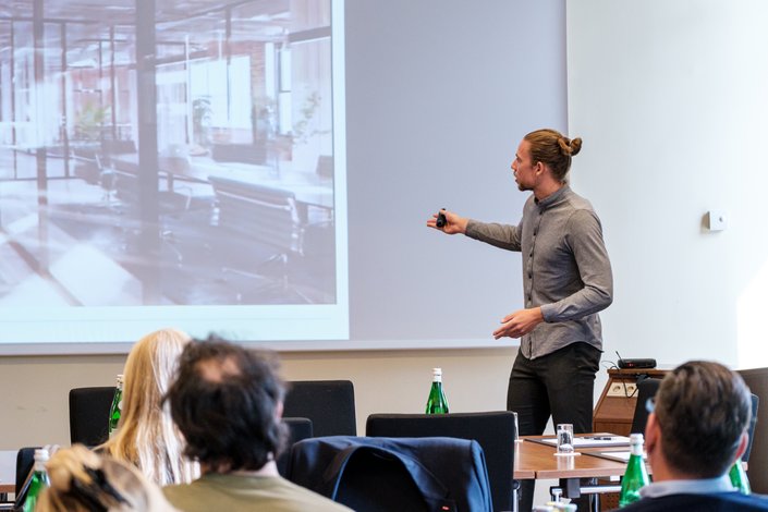 Ein Herr präsentiert im Rahmen eines Business Talks