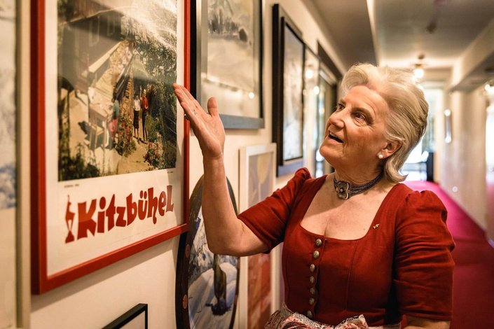 Frau erklärt Bilder