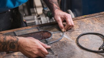 Ein Mann beim Arbeiten am Glas in einer Glaserei