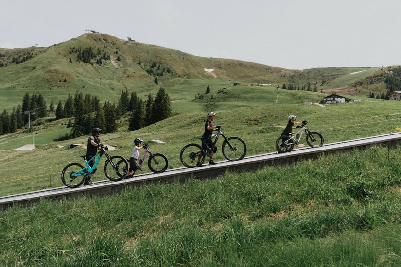 In der MTB Family Area Streiteck Mulde geht s mit dem Förderband gemütlich bergauf. (LINES-360-FlowTrails-2026_Patrick-Wasshuber-05715)