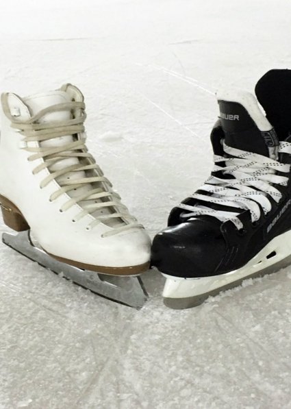 Eislaufschuhe am Eis