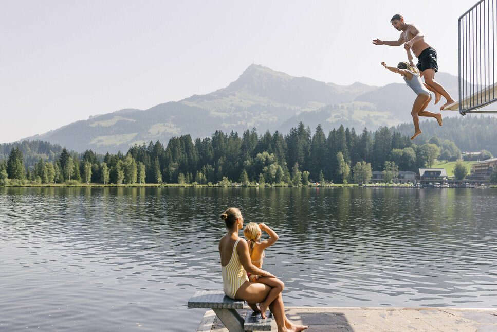 A family plays at Schwarzsee in Kitzbühel