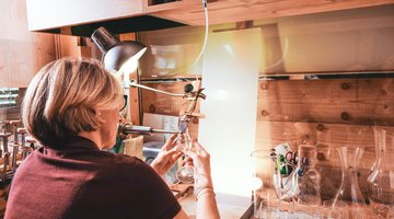 Josy in der Gravurwerkstatt