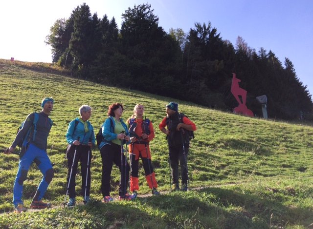 Wandergruppe genießt den Ausblick