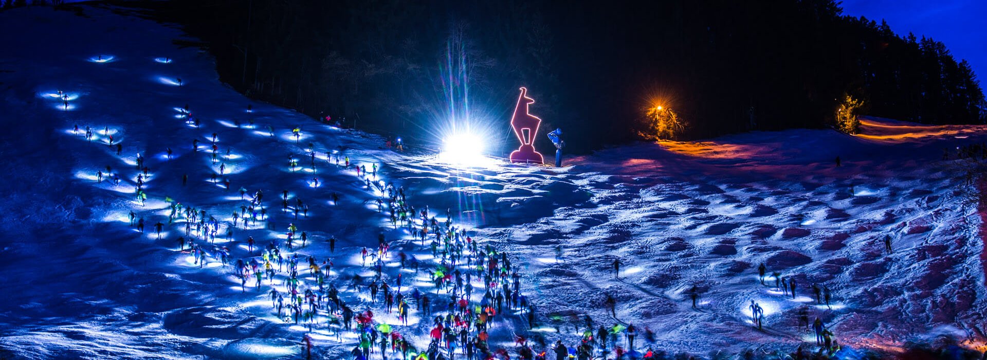 Skitouren Geher bei Nacht