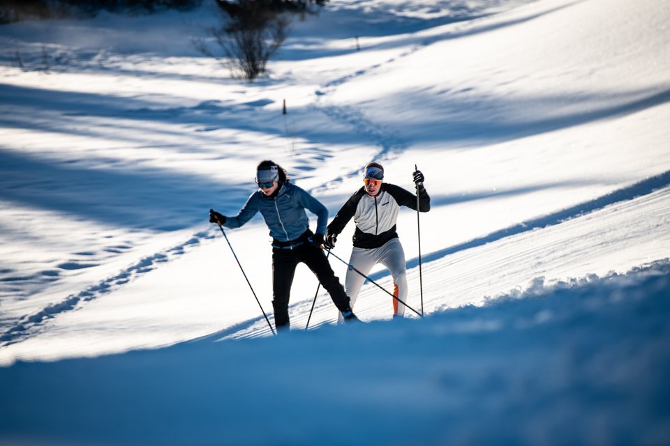 Paar beim Langlaufen