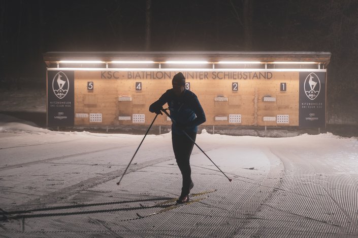 Toni beim Langlaufen im Dunkeln