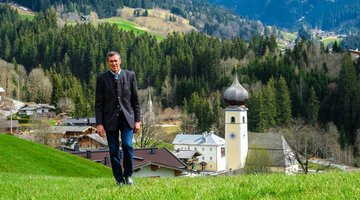 Andreas spaziert über eine Wiese 
