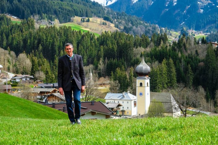 Andreas spaziert über eine Wiese 