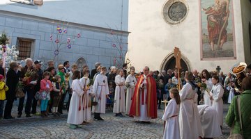Menschen vor der Kirche zu Ostern