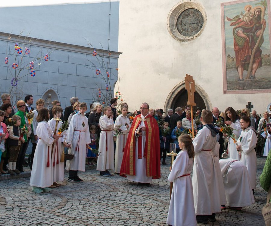 Ostern - Menschen versammeln sich vor der Kirche