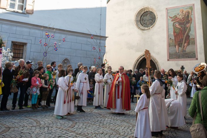 Menschen vor der Kirche zu Ostern