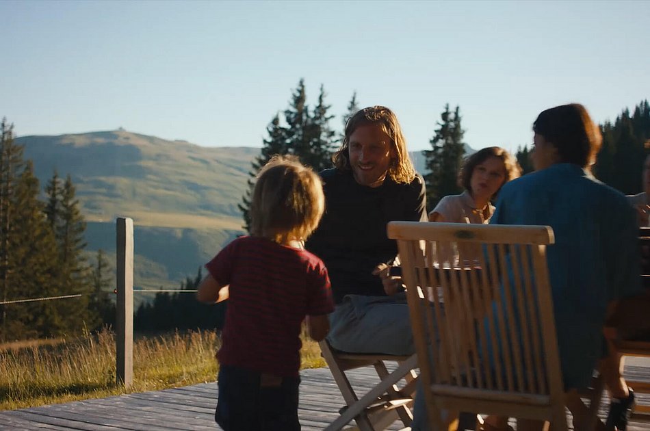 Familie sitzt zusammen