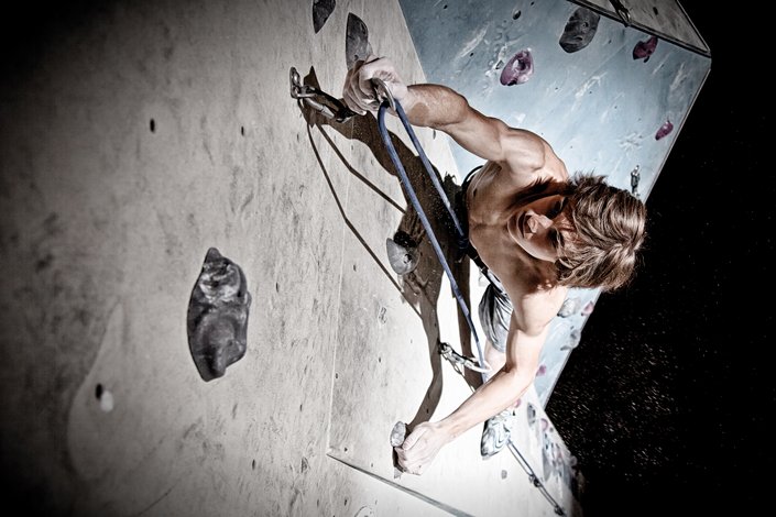 Mann in der Kletterhalle in Kitzbühel