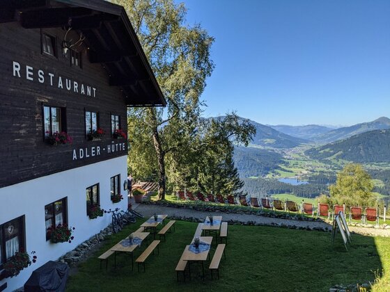 Adler-Hütte am KAT Walk Außenansicht der Adler-Hütte mit Terrasse und Blick auf ein bewaldetes Tal.