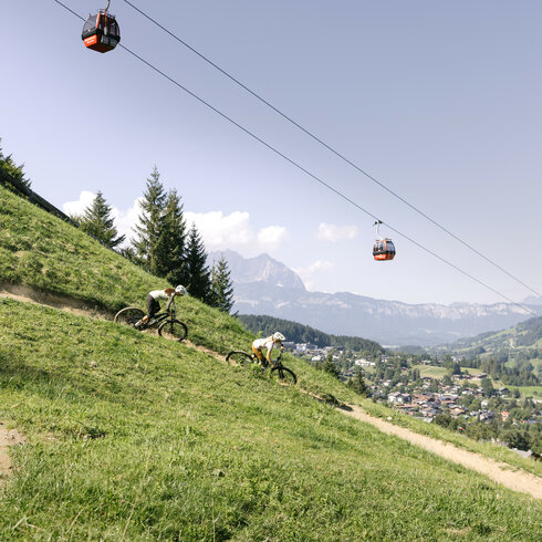 Biker ist auf einem Biketrail in Kitzbühel unterwegs