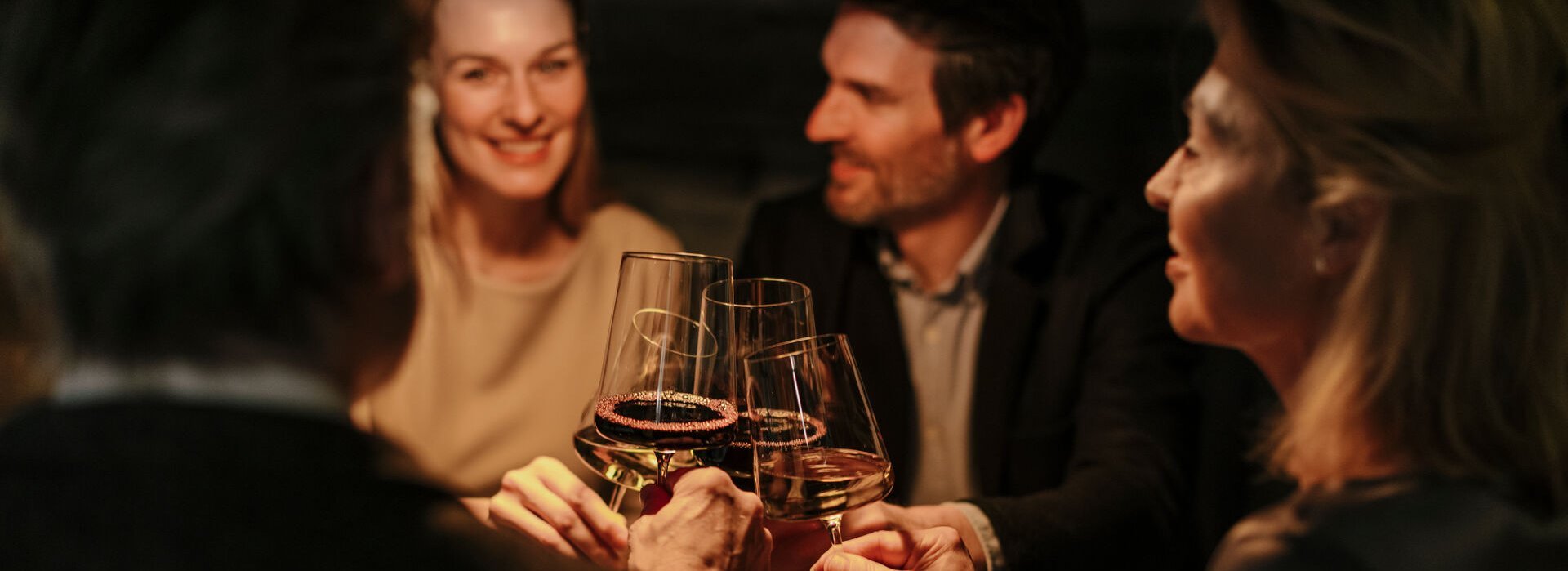 Eine Gruppe genießt ein Glas Wein