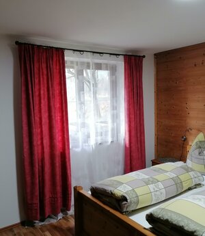 Fenster m. Vorhang