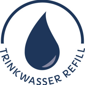 Ein einfaches, aber effektives Logo, das einen Wassertropfen und den Slogan 'TRINKWASSER REFILL' kombiniert.