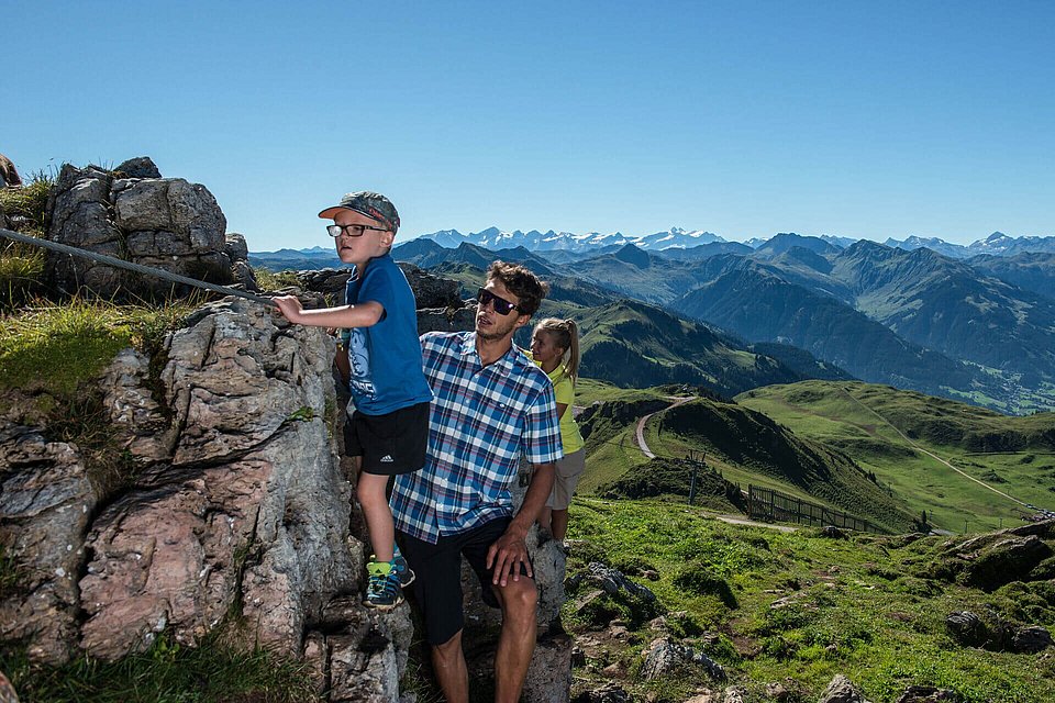 Familie am Klettern